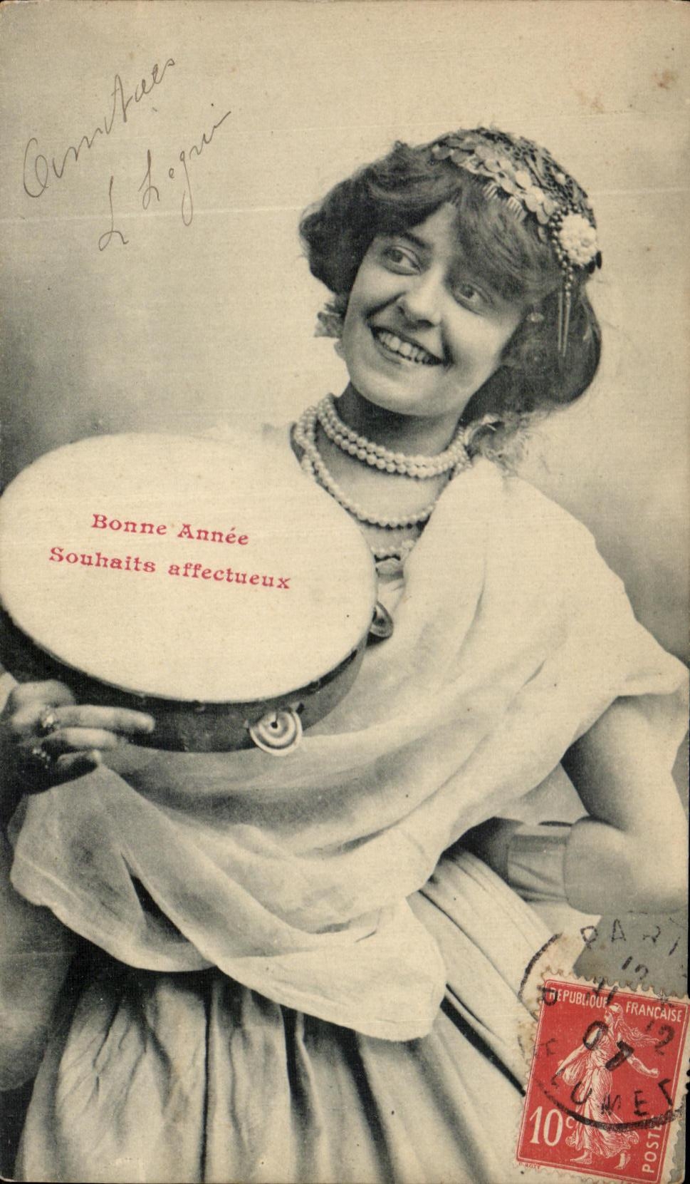 Femme souriante tenant un tambourin — Bonne Année, Souhaits affectueux — éditeur non visible