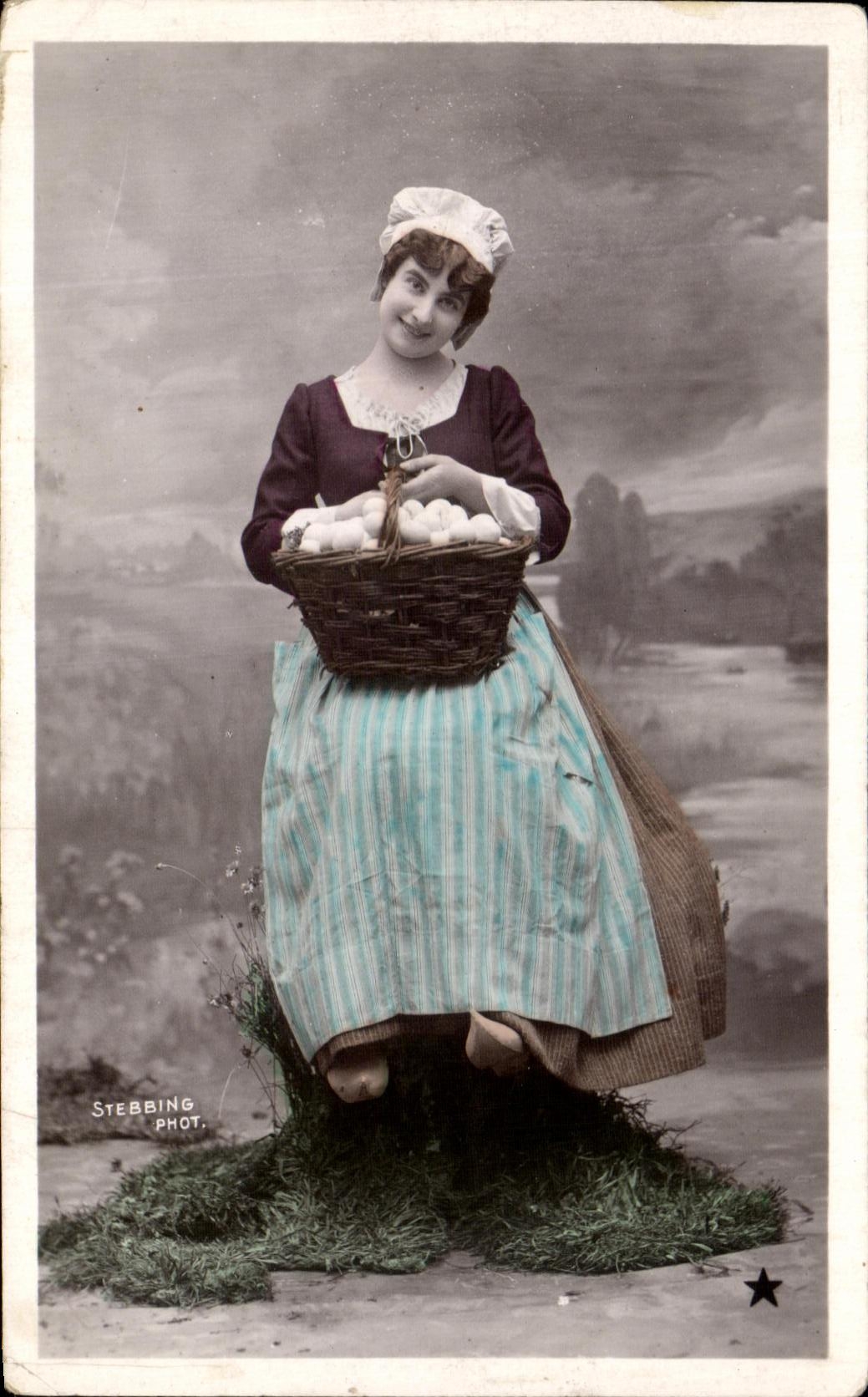 CPA Fantaisie Femme et panier d'oeufs
