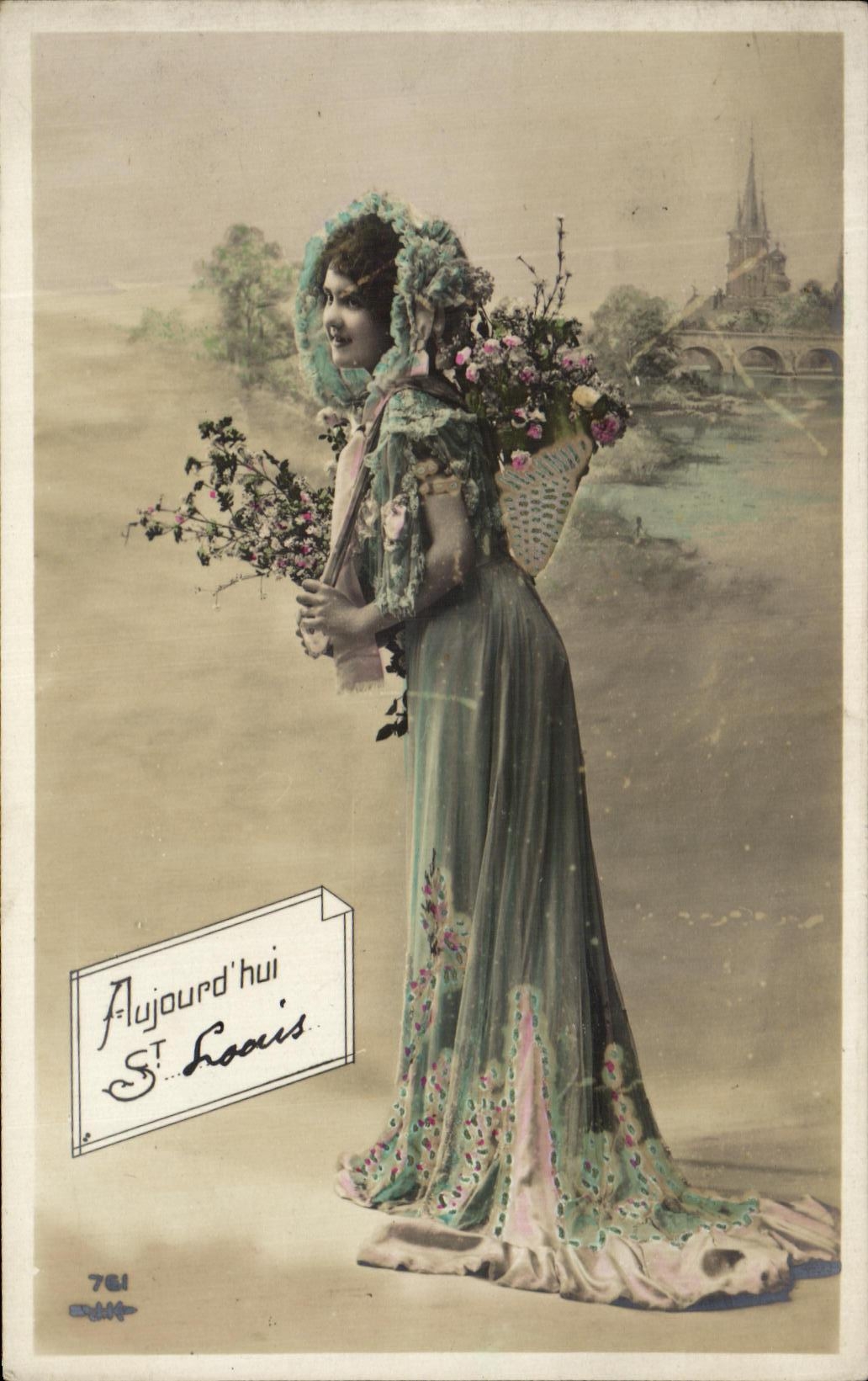 Mujer en vestido largo con flores — Saint-Louis — editor anónimo, n° 761