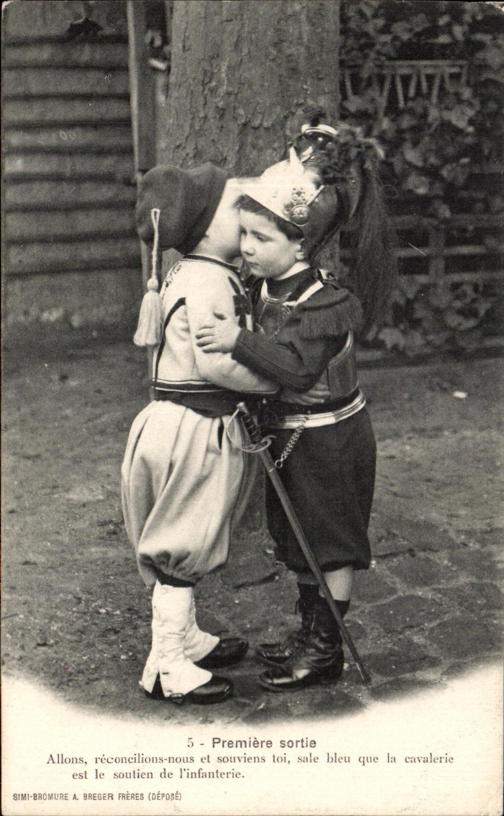 Deux enfants en tenue militaire — Première sortie — SIMI-BROMURE A. BREGER FRÈRES