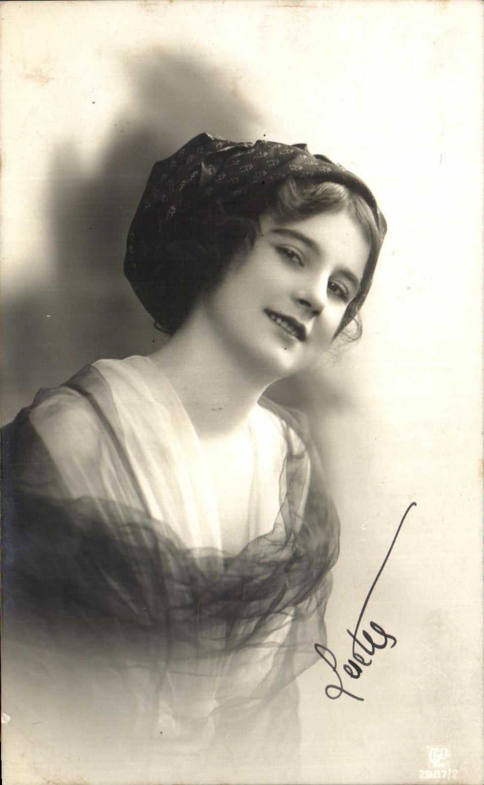 Junge Frau im Musterhut — signierte Fotografie 'Leroy' — Verlag Leroy, Nr. 29871/2