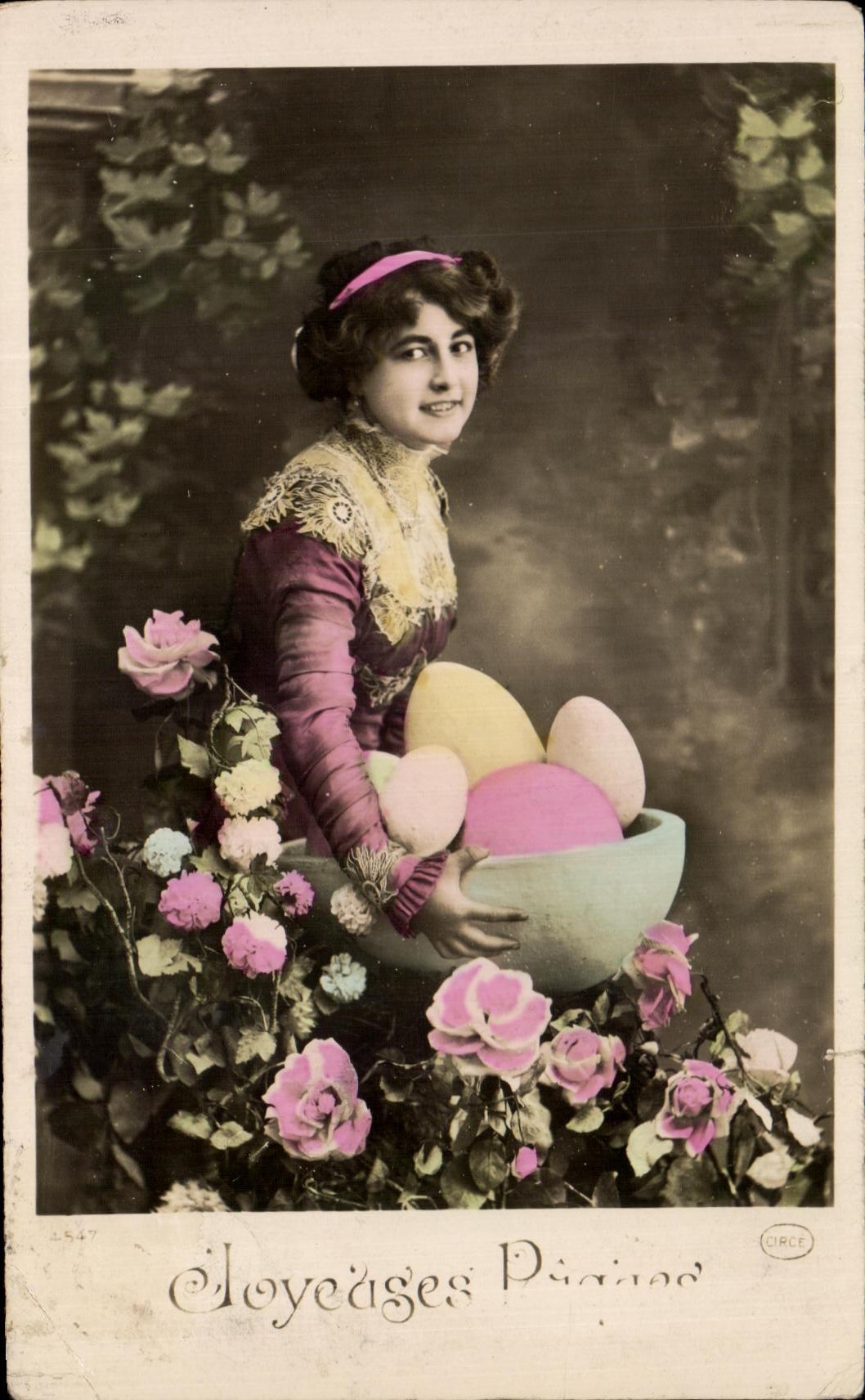 CPA Fantaisie Femme Paques oeufs 