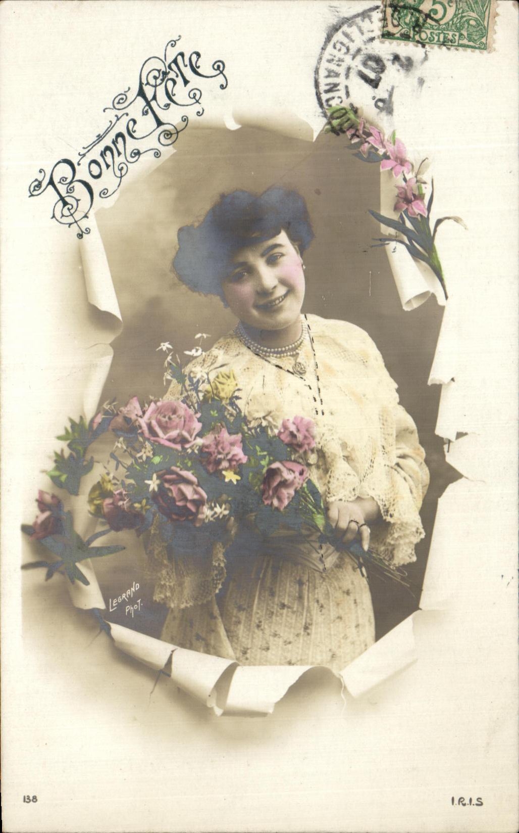 Jeune femme souriante — avec bouquet de fleurs — photographe Lecereno, série IRIS