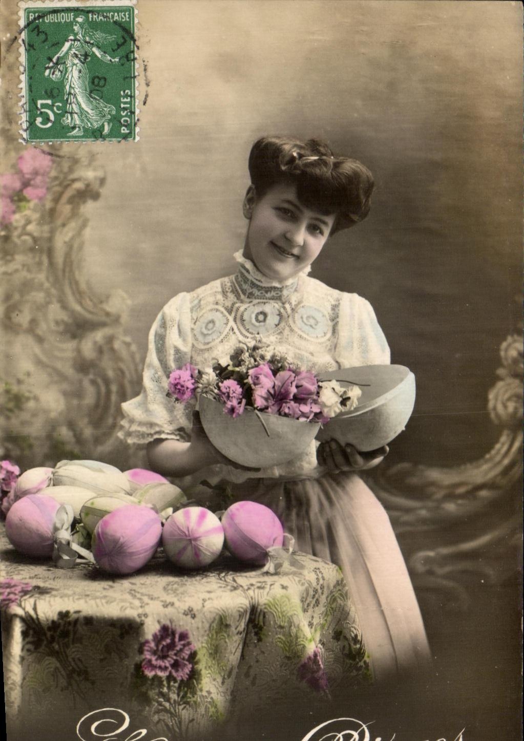 CPA Fantaisie Femme oeufs Paques