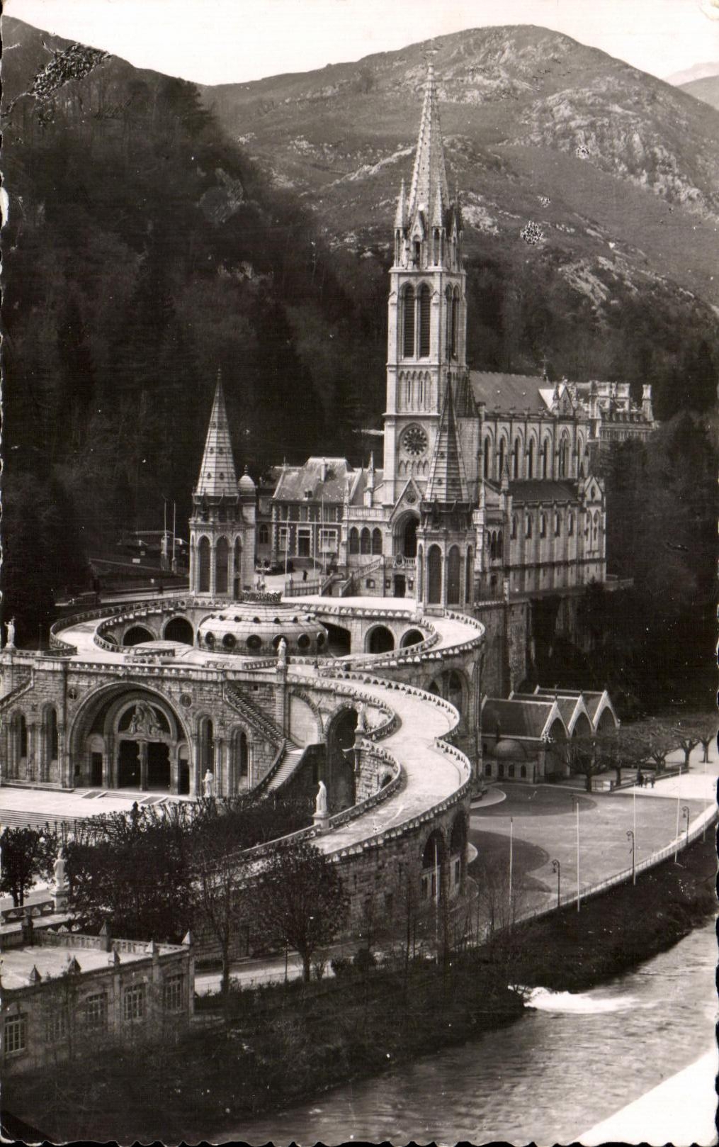 CPSM Lourdes La basilique et le Gave