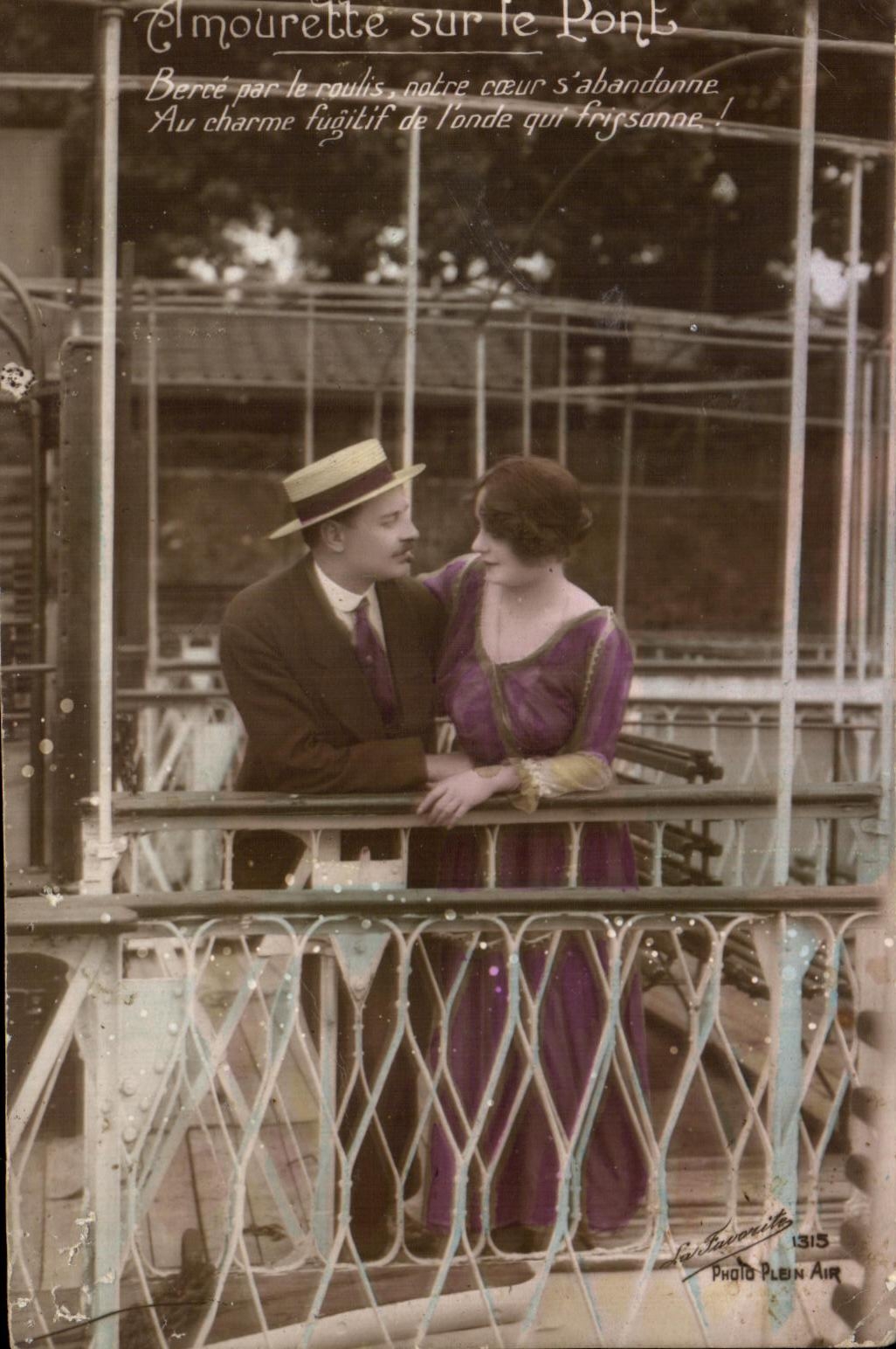 CPA Fantaisie Femme Amourette sur le pont 