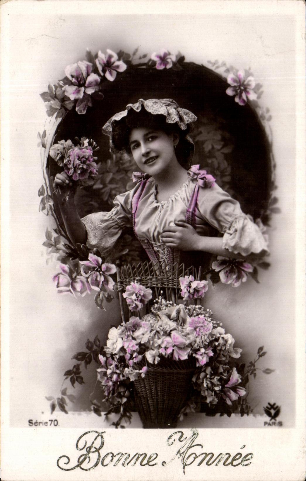 Femme avec panier de fleurs — Série 70 — Bonne Monnée, Paris