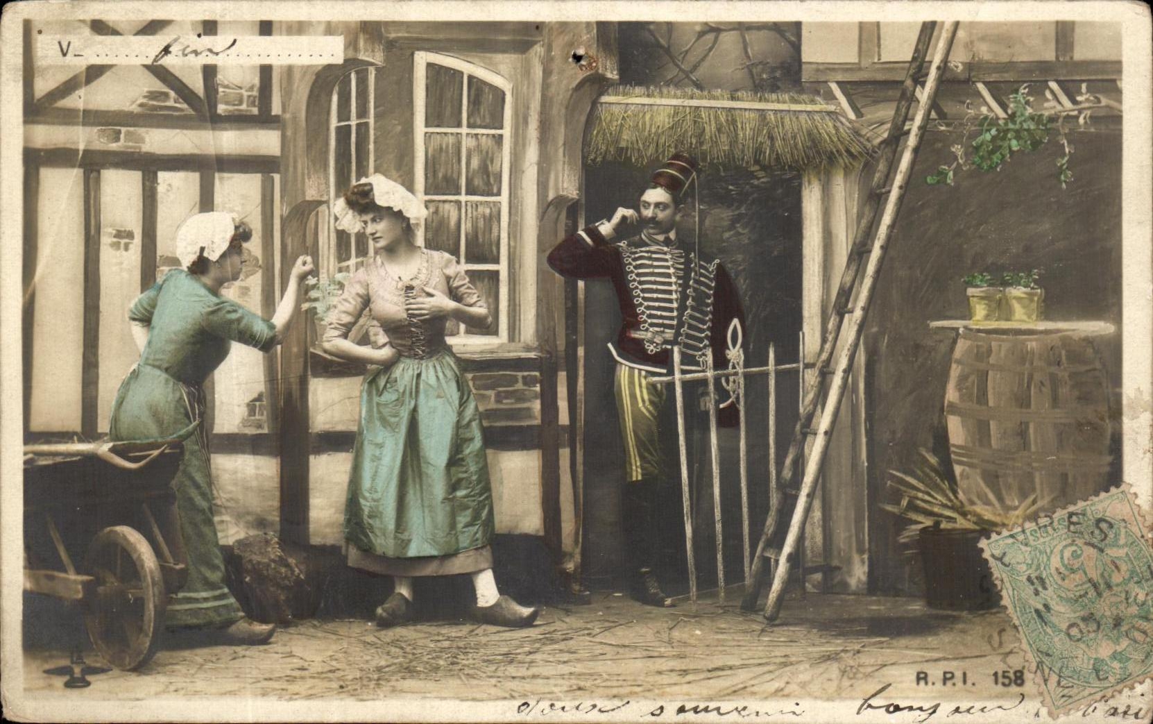 CPA Fantaisie Femme Militaria Cosaque