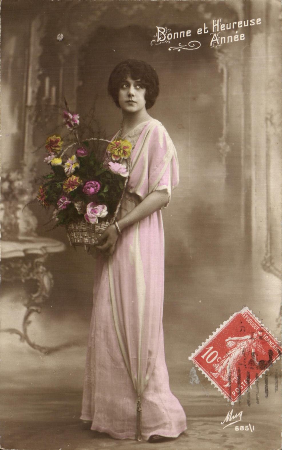 Jeune femme en robe rose tenant un panier de fleurs — Bonne et Heureuse Année — Mug, n° 5851