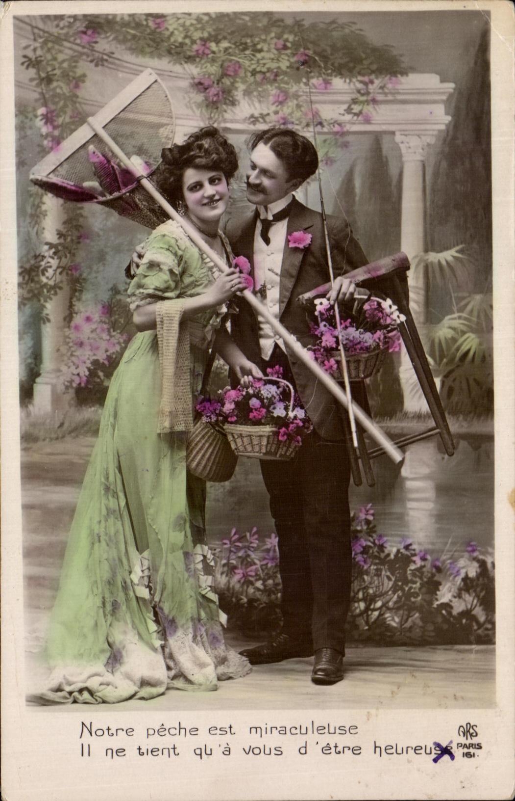 Couple en tenue de pêcheur — texte imprimé et timbre — éditeur ARS Paris, n°161