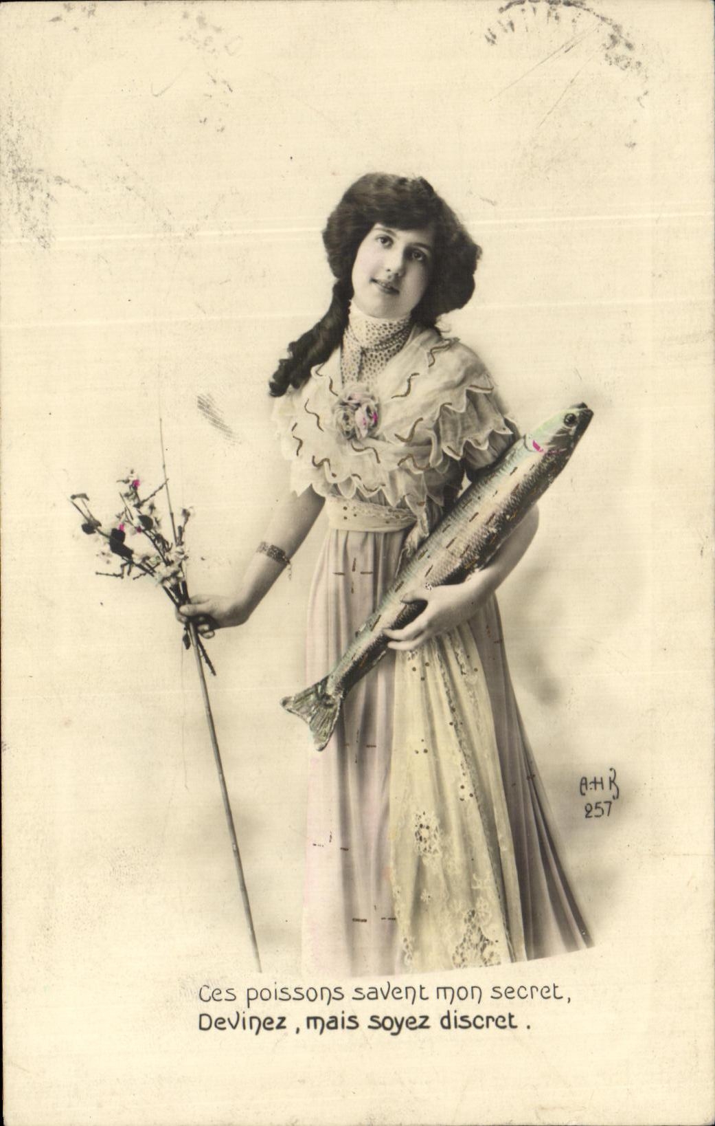 Jeune femme tenant un poisson et un bouquet — A+H R 257