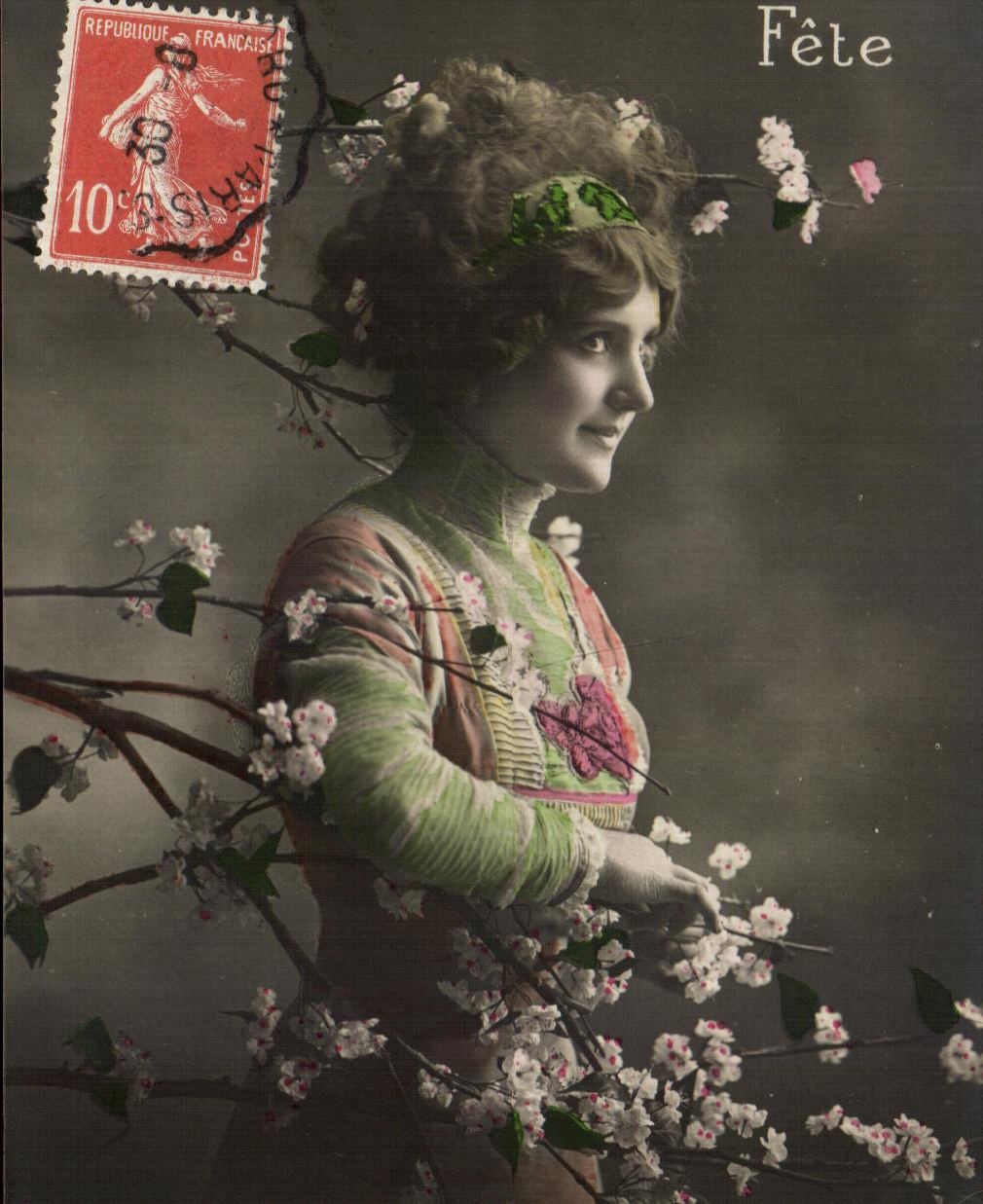 Fête — jeune femme parmi des branches de fleurs — éditeur inconnu, n° de série non visible