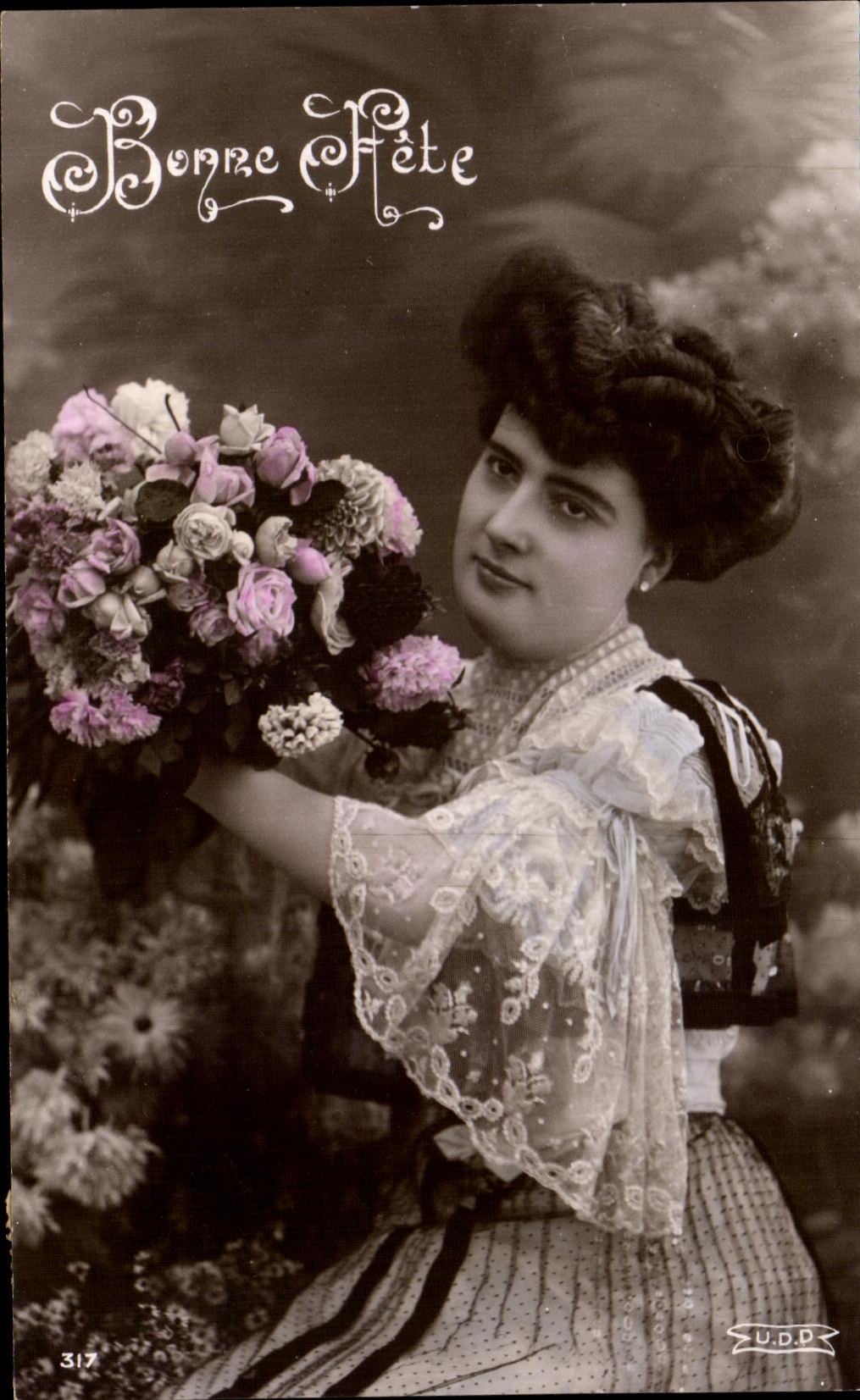 Femme tenant un bouquet — Bonne Année — U.D.D. n°317