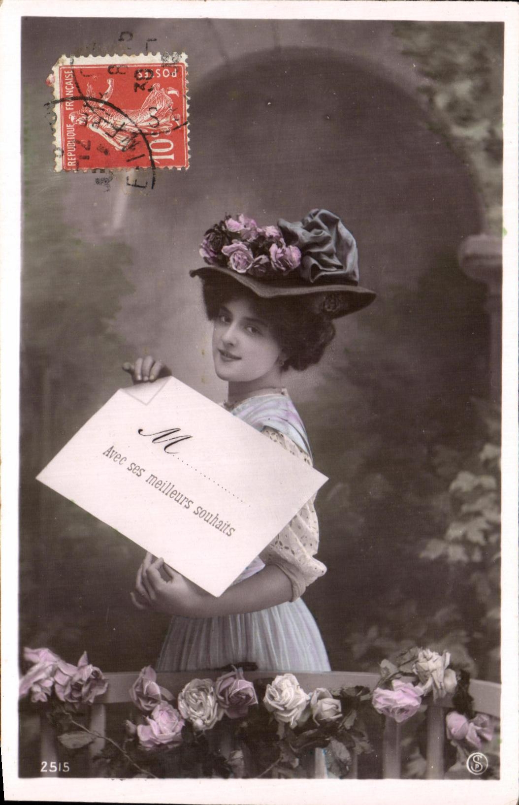 Giovane donna con cappello fiorito — con i suoi migliori auguri — editore S, n° 2515