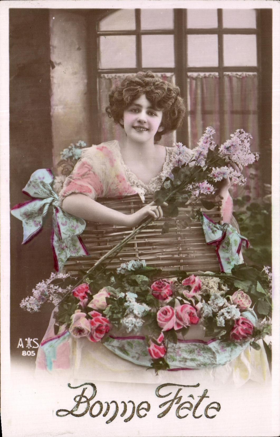 Jeune femme avec panier de fleurs — Bonne Fête — AJS 805