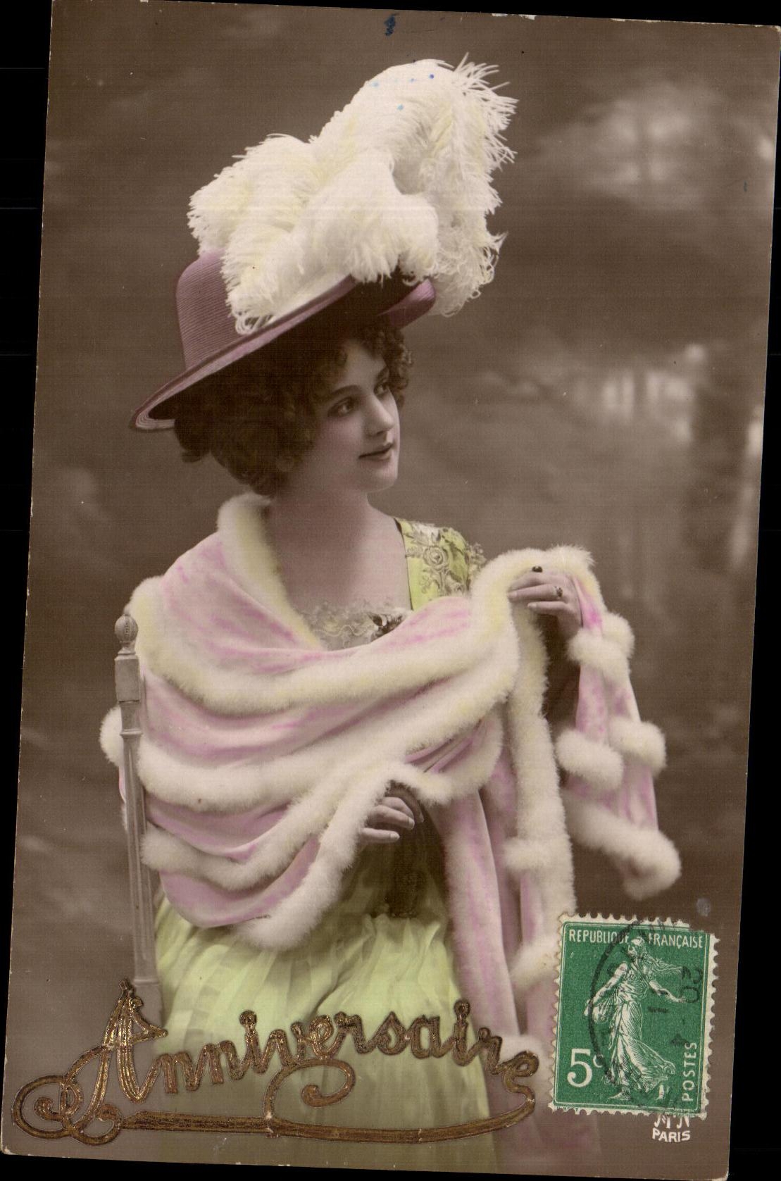 Frau in Hut mit Feder — Geburtstag — Paris