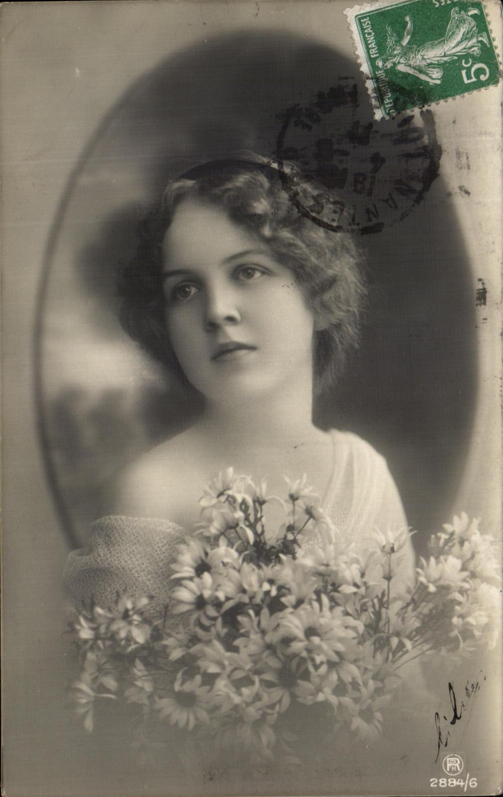 Junge Frau — mit Blumenstrauß — R. L. Léon, Nantes, Serie 2884/6