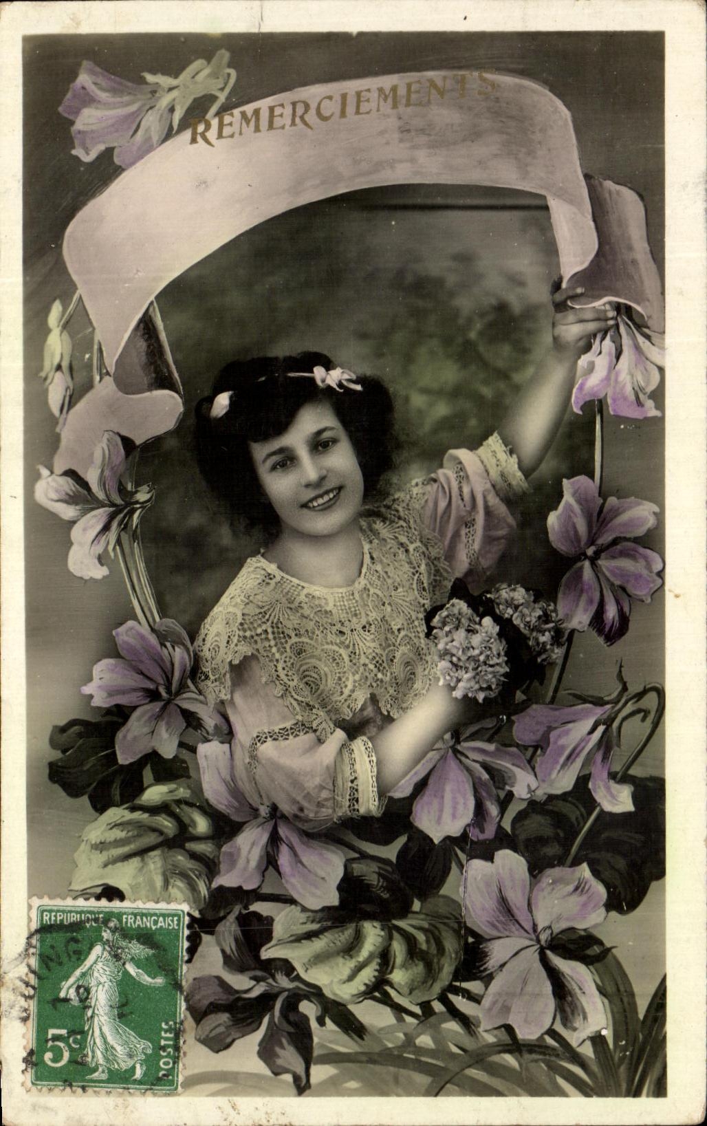 Femme souriante entourée de fleurs — Remerciements — éditeur inconnu