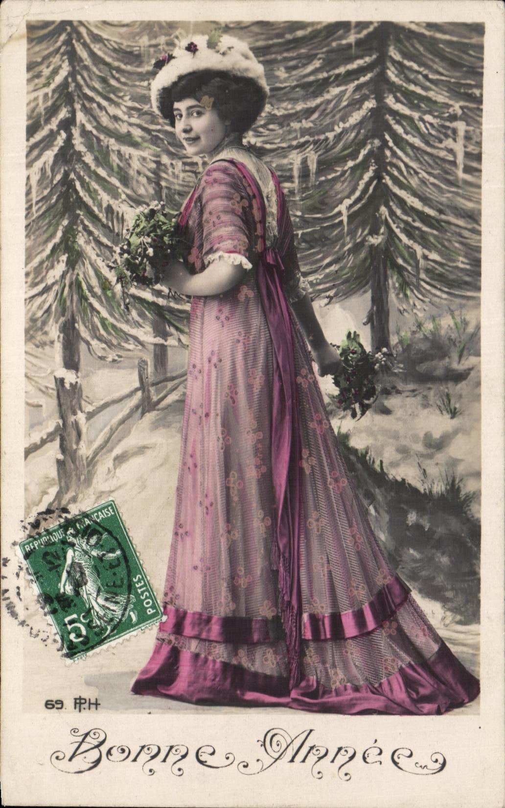 Femme en robe violette dans un paysage hivernal — Bonne Année — éditeur 69. P.H.
