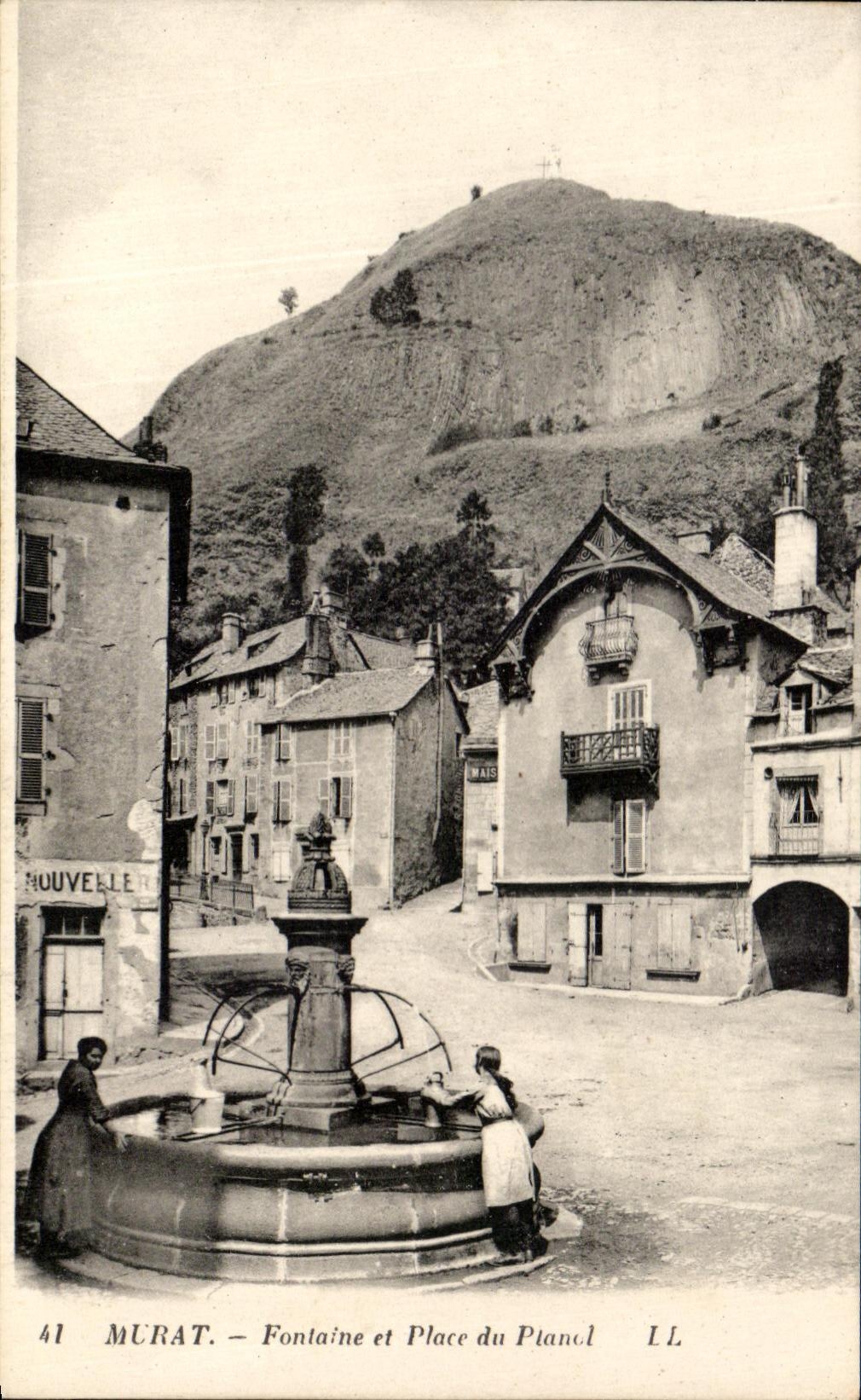 Murat — Fontaine et Place du Planol — LL