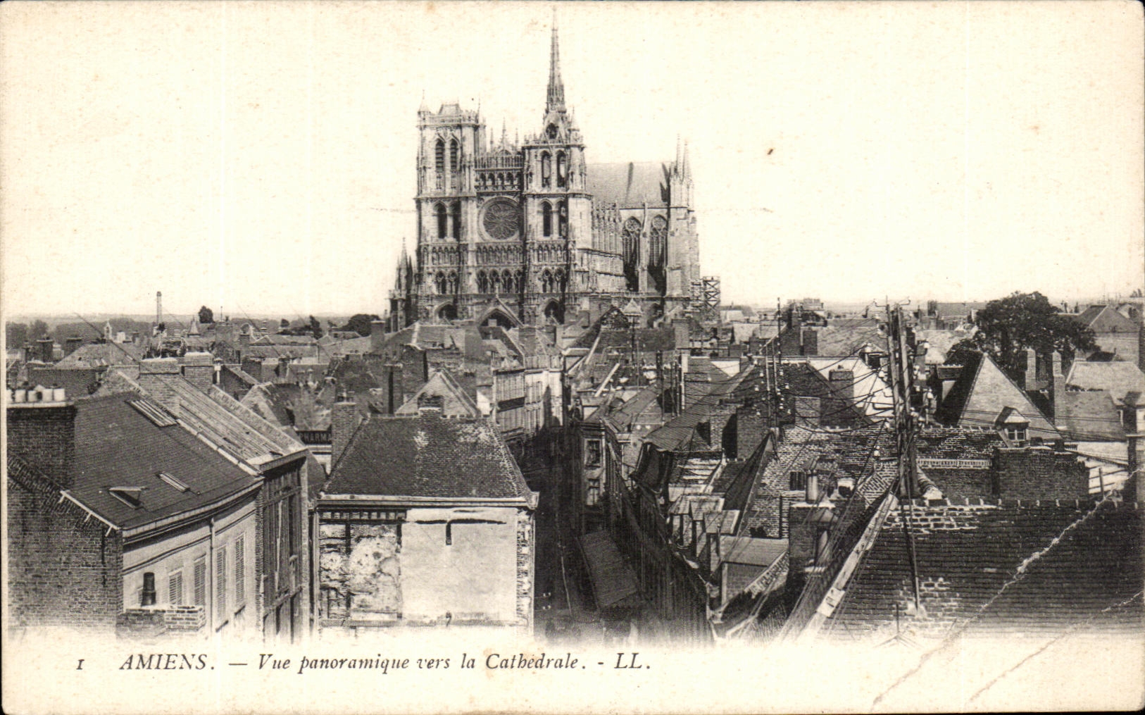 CPA Amiens Vue Panoramique vers la Cathedrale