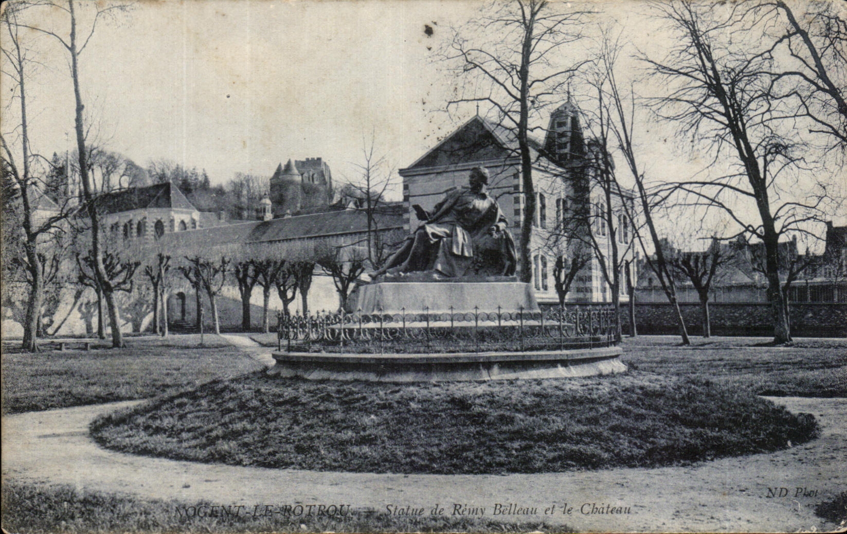 Nogent-le-Rotrou — Statue de Rémy Belleau et le Château — ND Phot.