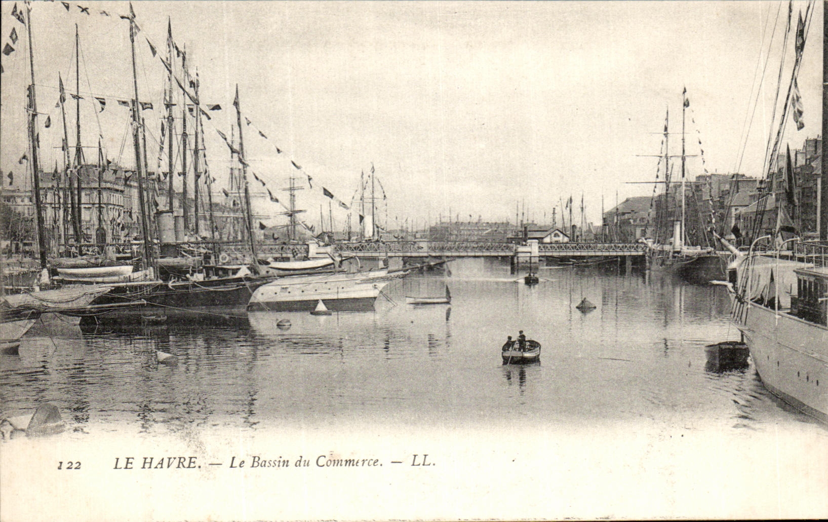 CPA Le Havre Le Bassin du Commerce Bateaux