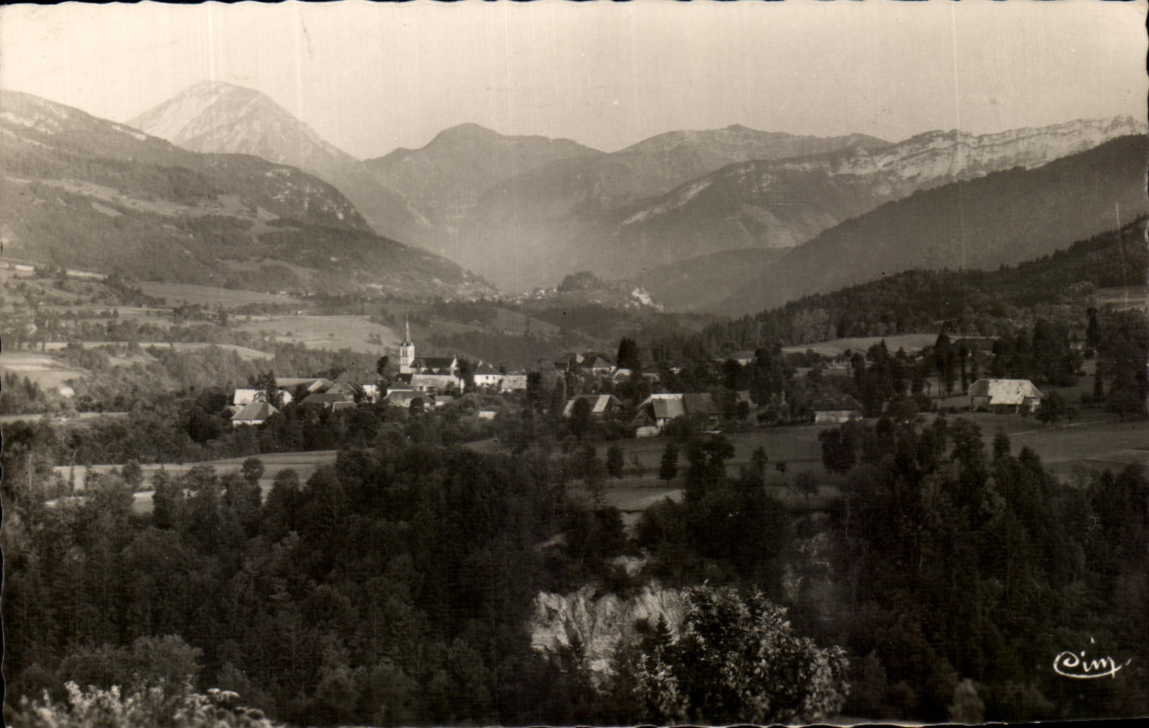 CPA Lescheraines Chef Lieu de Lescheraines Dans le Fond le Chateard et les Montagnes des Bauges