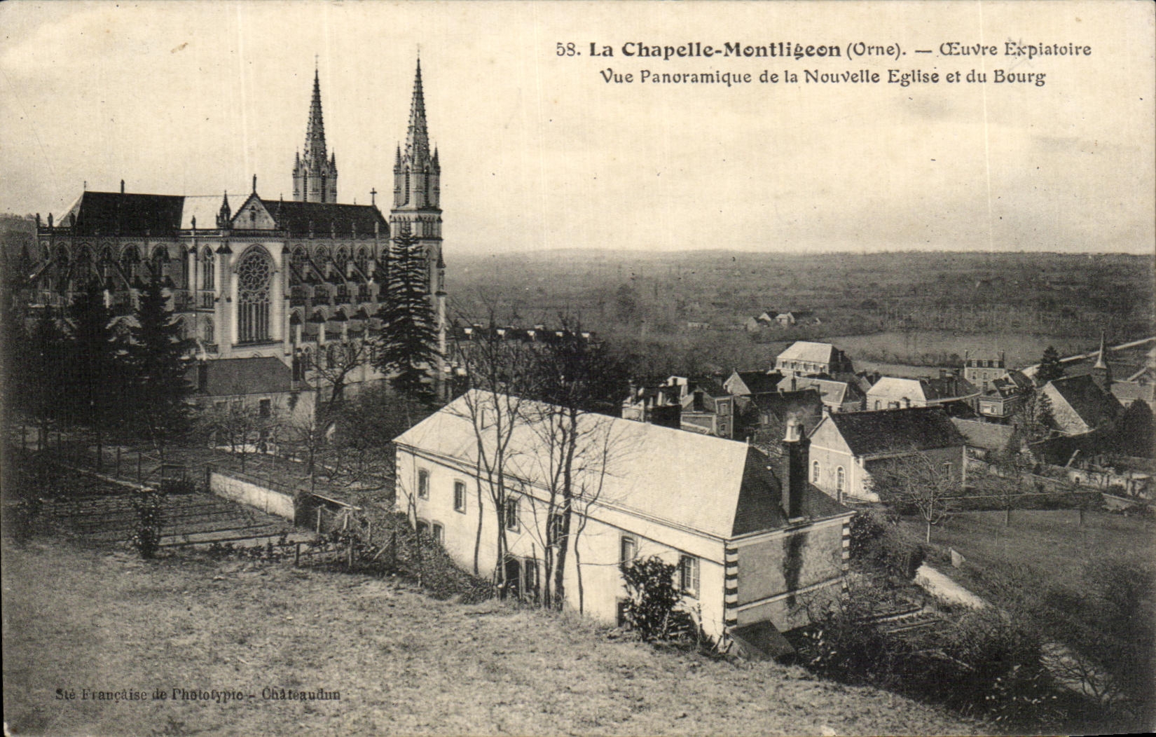 CPA La Chapelle Montligeon Vue Panormique de la Nouvelle Eglise et du Bourg