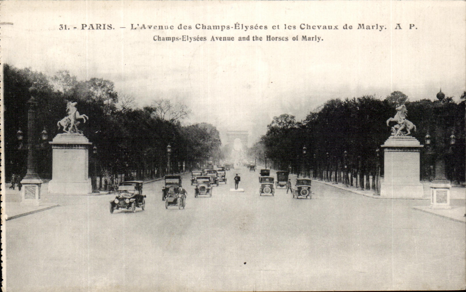 CPA Paris L'Avenue des Champs Elysees et les Chevaux de Marly