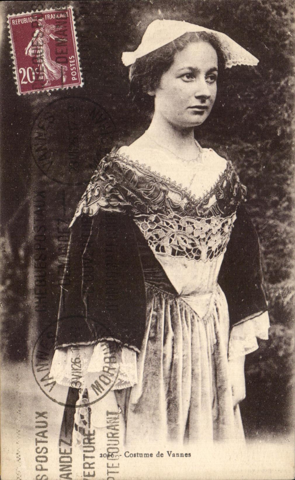 CPA Costume de Vannes Folklore Costume