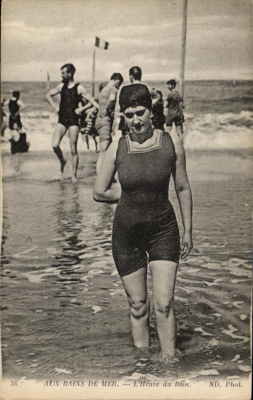 CPA Aux Bains De Mer L'Heure du Bain Femme maillot de bain 
