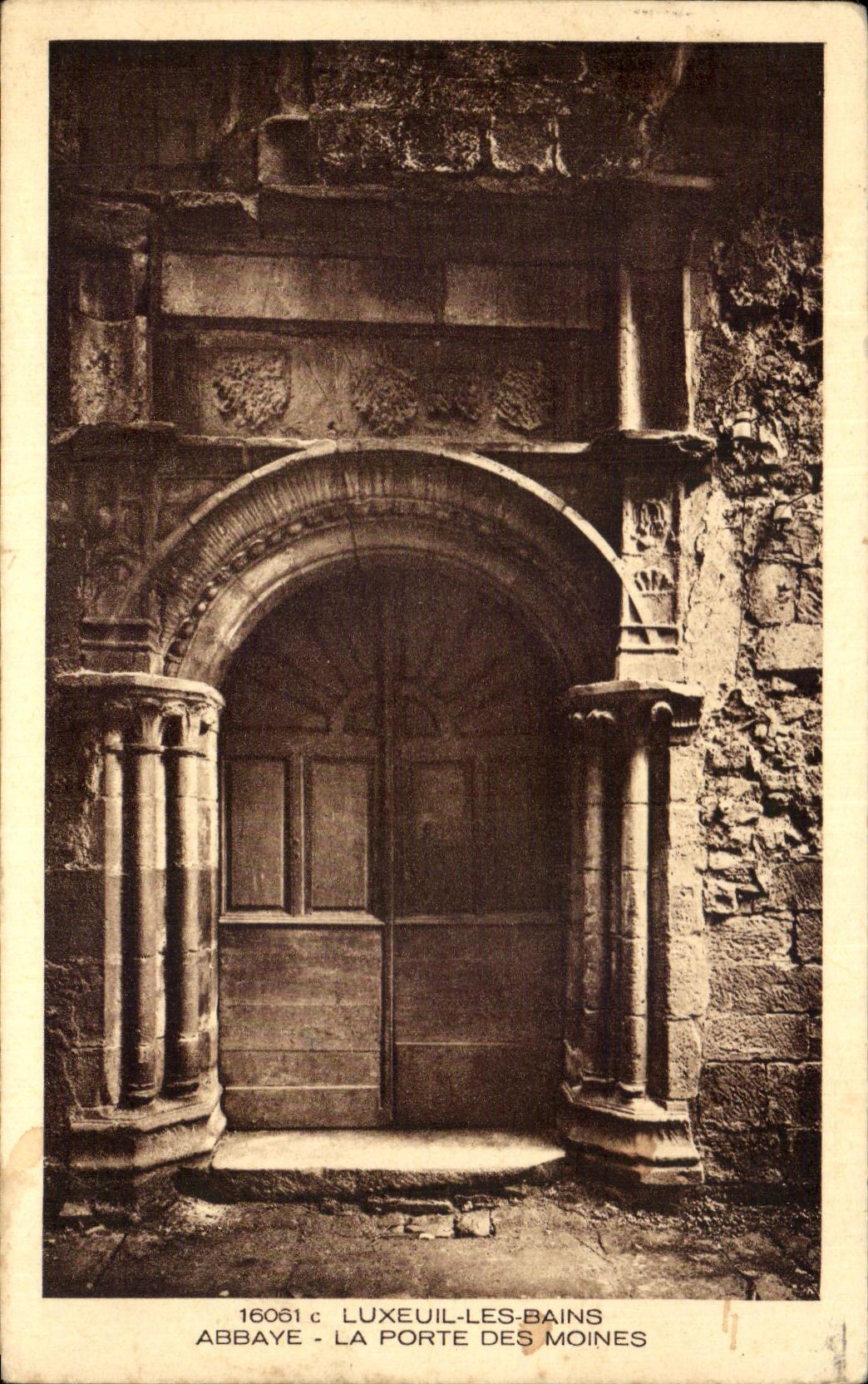 CPA Luxeuil Les bains Abbaye La porte Des Moines