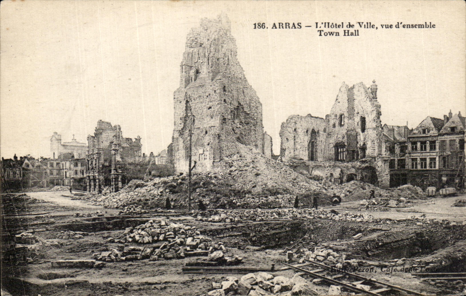 Arras — L'Hôtel de Ville, vue d'ensemble — Éditeur Peron, n° 186