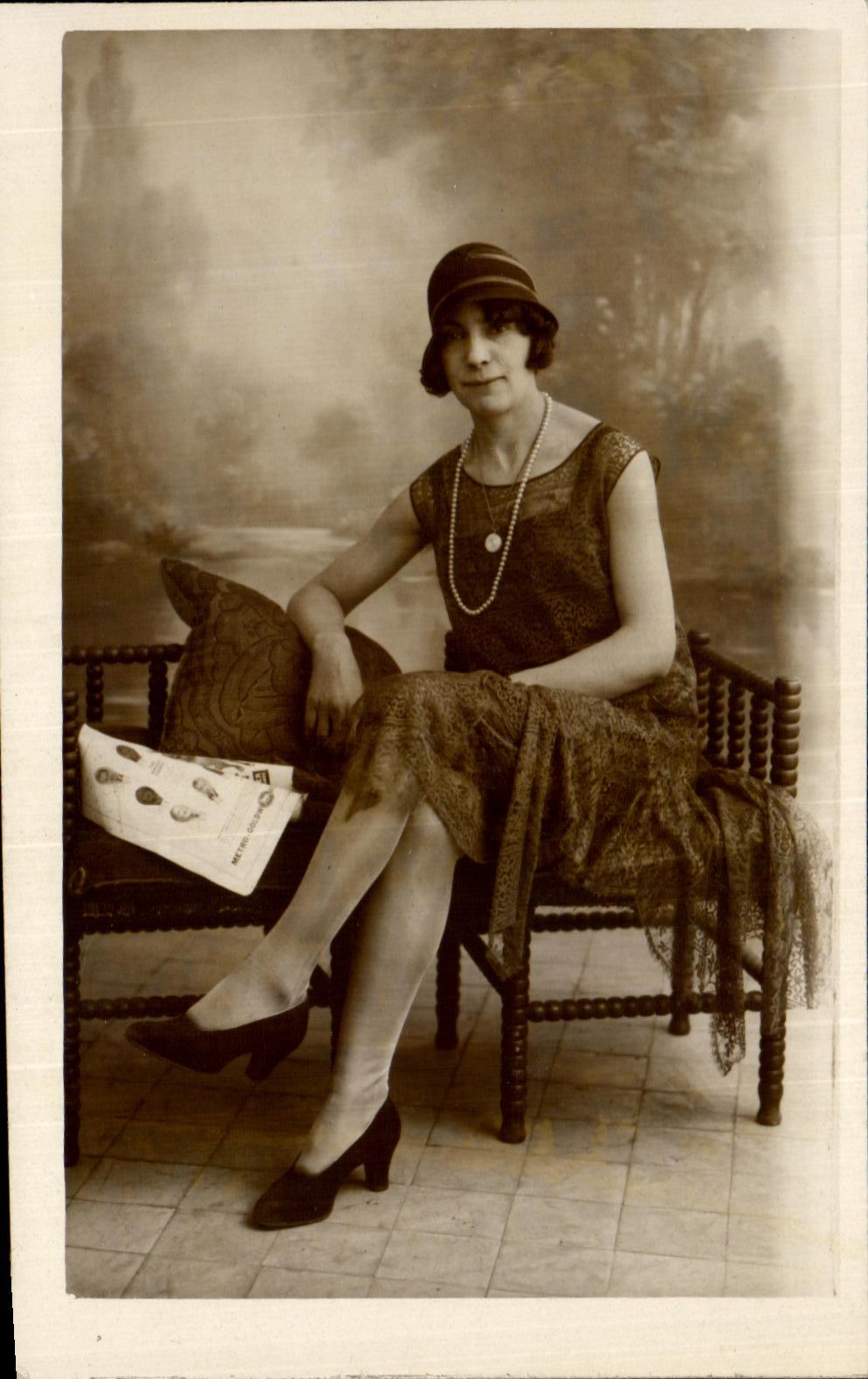 Femme en robe à motifs — portrait studio — Ateliers Jérôme