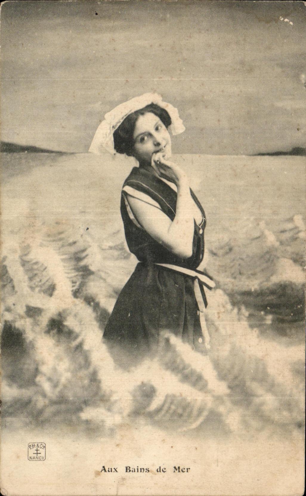 CPA Fantaisie Femme Aux bains de mer 
