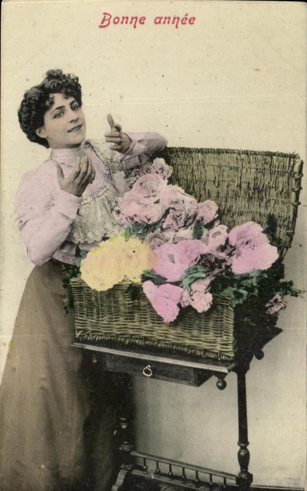 Femme avec panier de fleurs — Bonne année — Carte postale