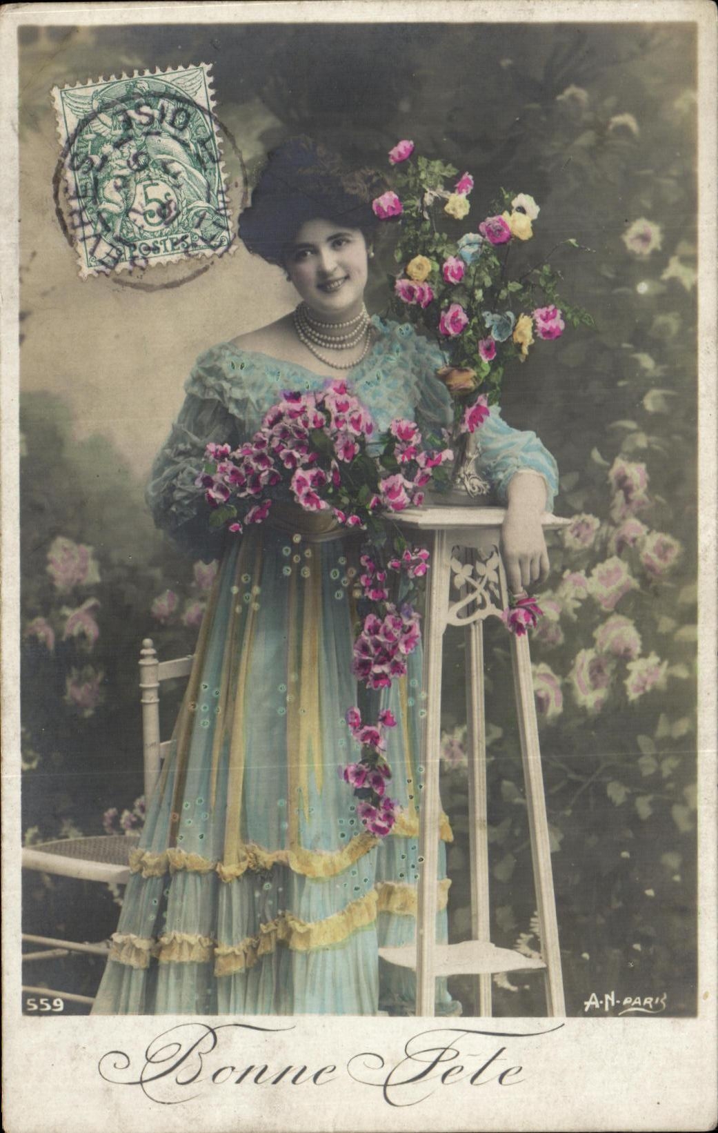 Donna in abito blu con un mazzo di fiori — AN-PARIS n°559 — Buon compleanno