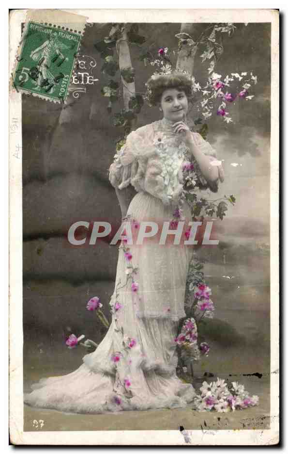 Jeune femme en robe de bal — décor floral — éditeur inconnu, n° 37