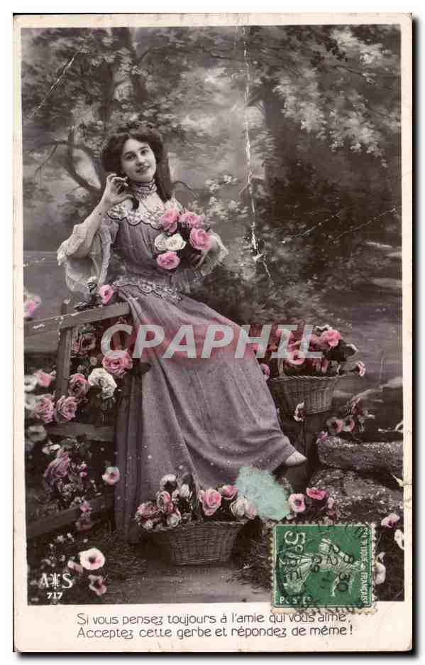 Jeune femme en robe de style Art Nouveau — avec bouquet de roses — éditée par A&S n°717