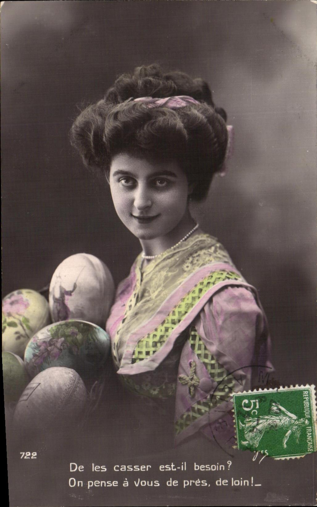 CPA Fantaisie Femme Oeufs Paques 