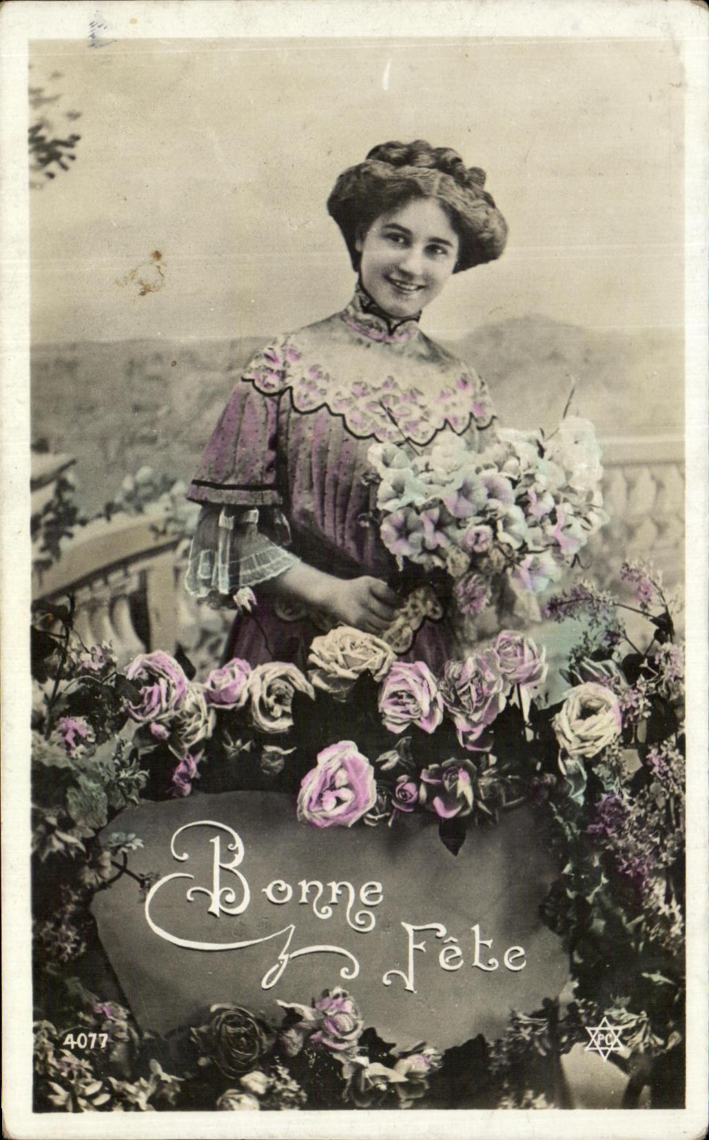 Jeune femme en robe violette — avec bouquet de roses — éditeur anonyme, n° 4077