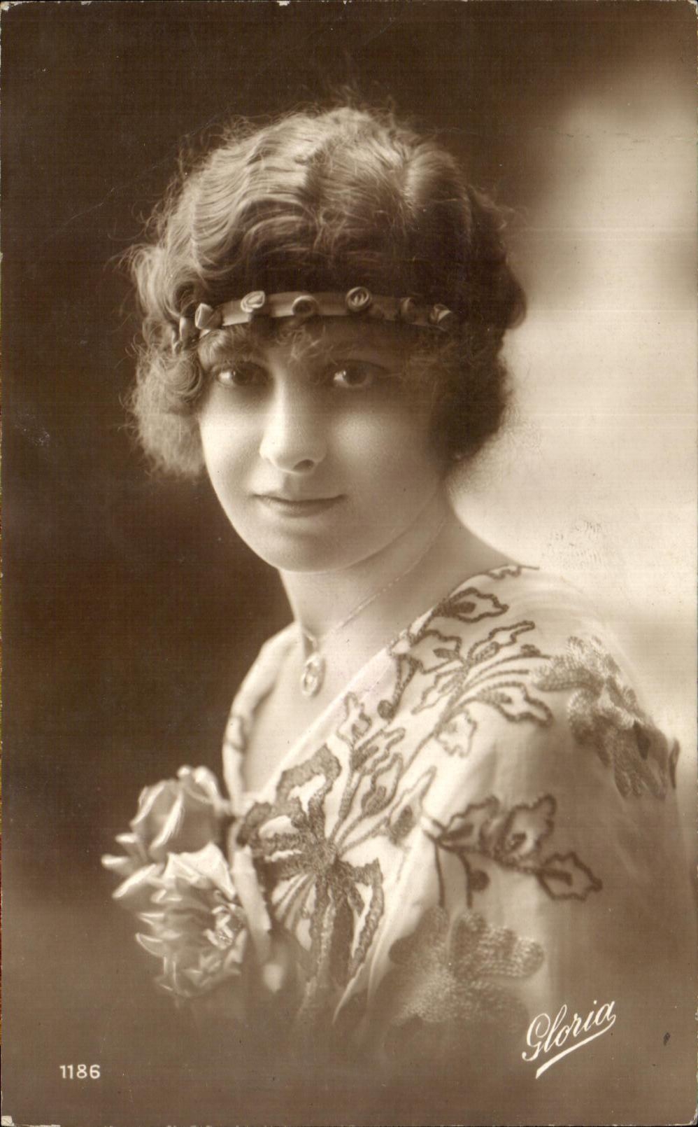Jeune femme — portrait — Gloria, n° 1186