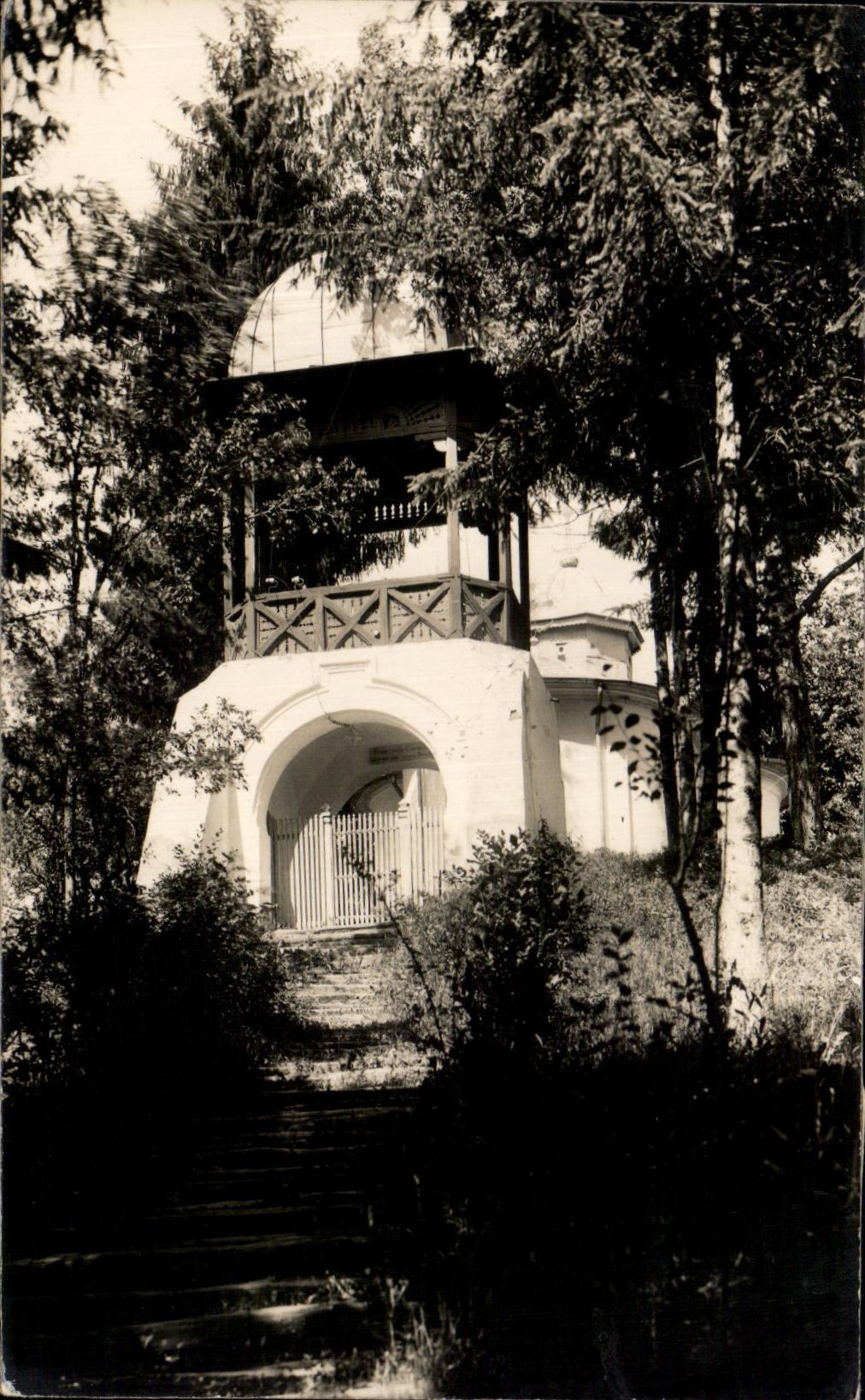 CARTE PHOTO non localisee Petite batisse dans un jardin 