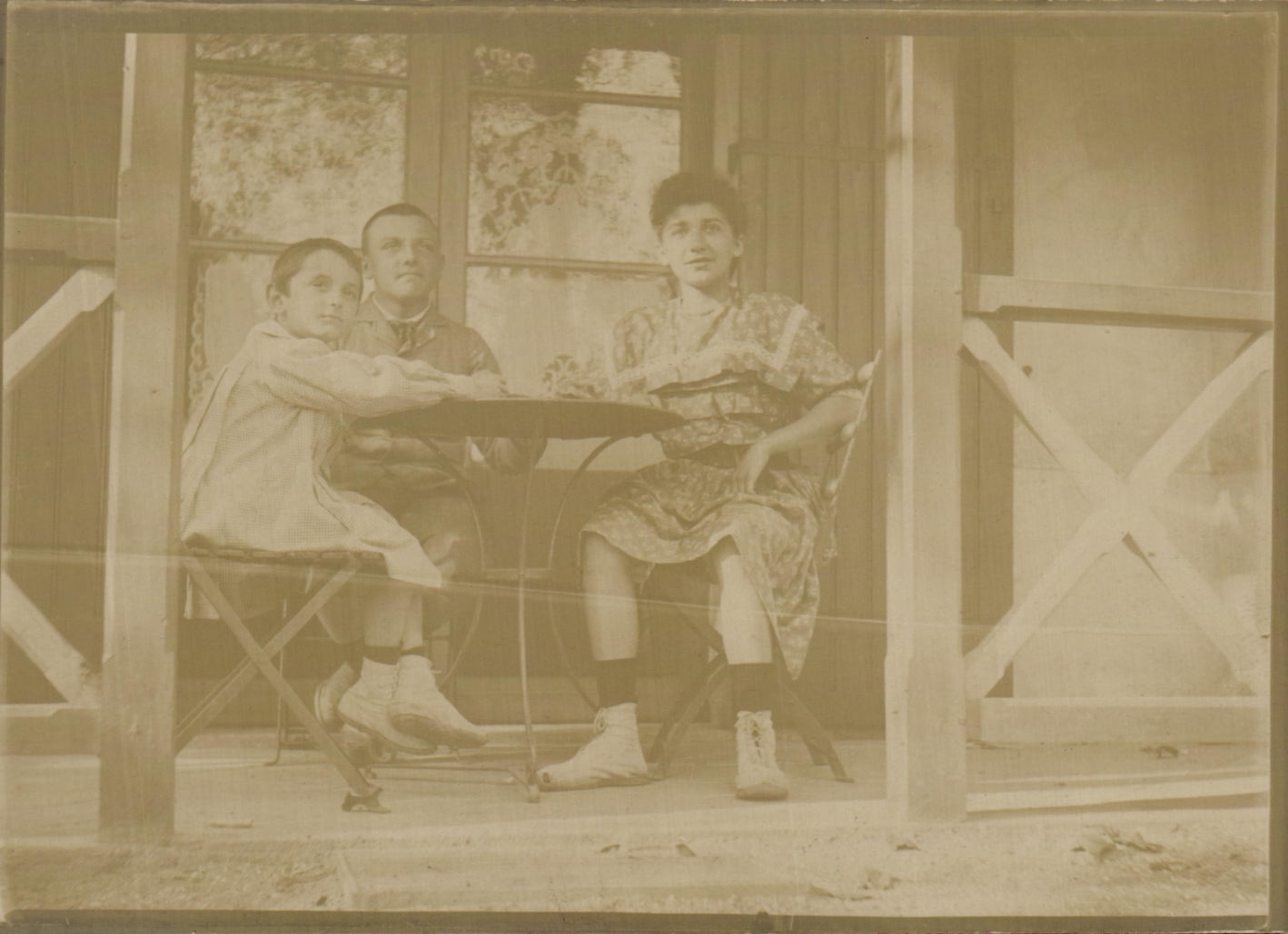 CARTE PHOTO Famille a la campagne 