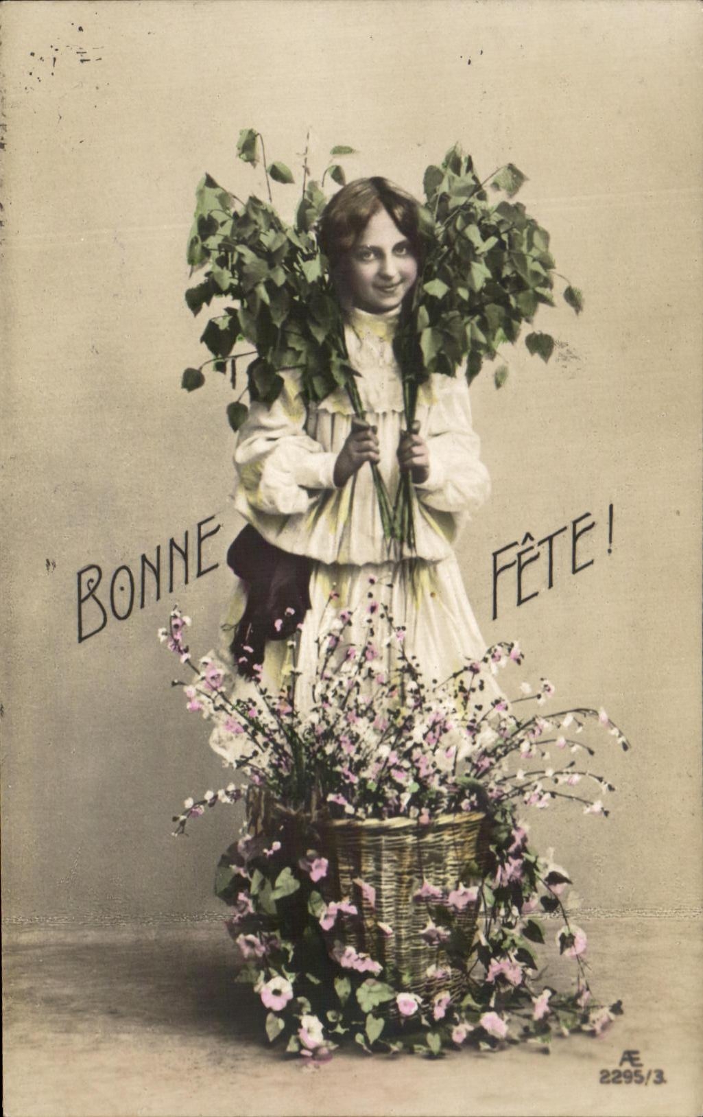 Donna con mazzo di fiori — Buon compleanno! — AE 2295/3