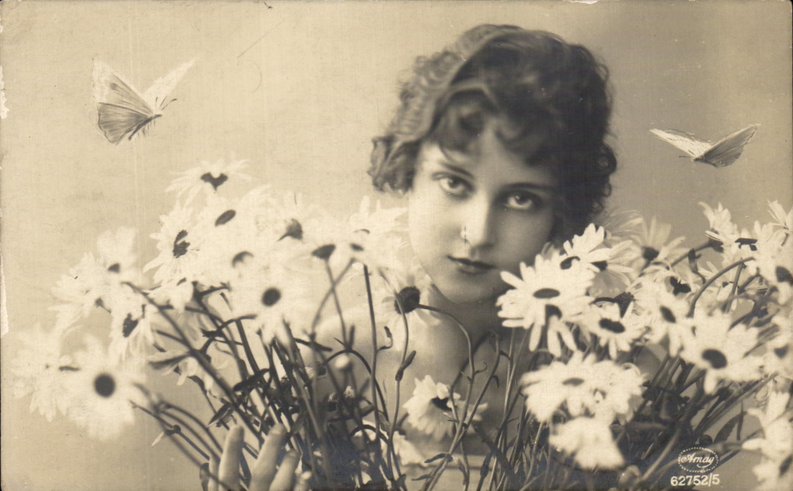 CPA Fantaisie Femme Fleurs Papillon 