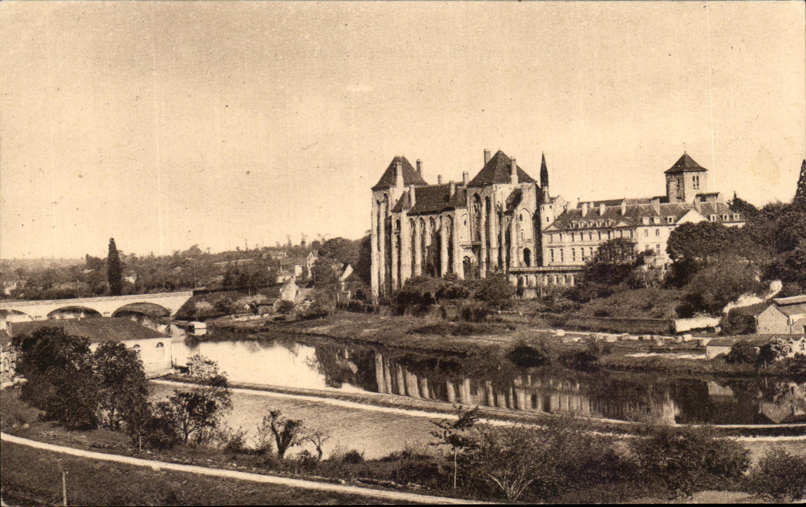 CPA L'Abbaye St Pierre de Solesmes Sur le Bord de la Sarthe