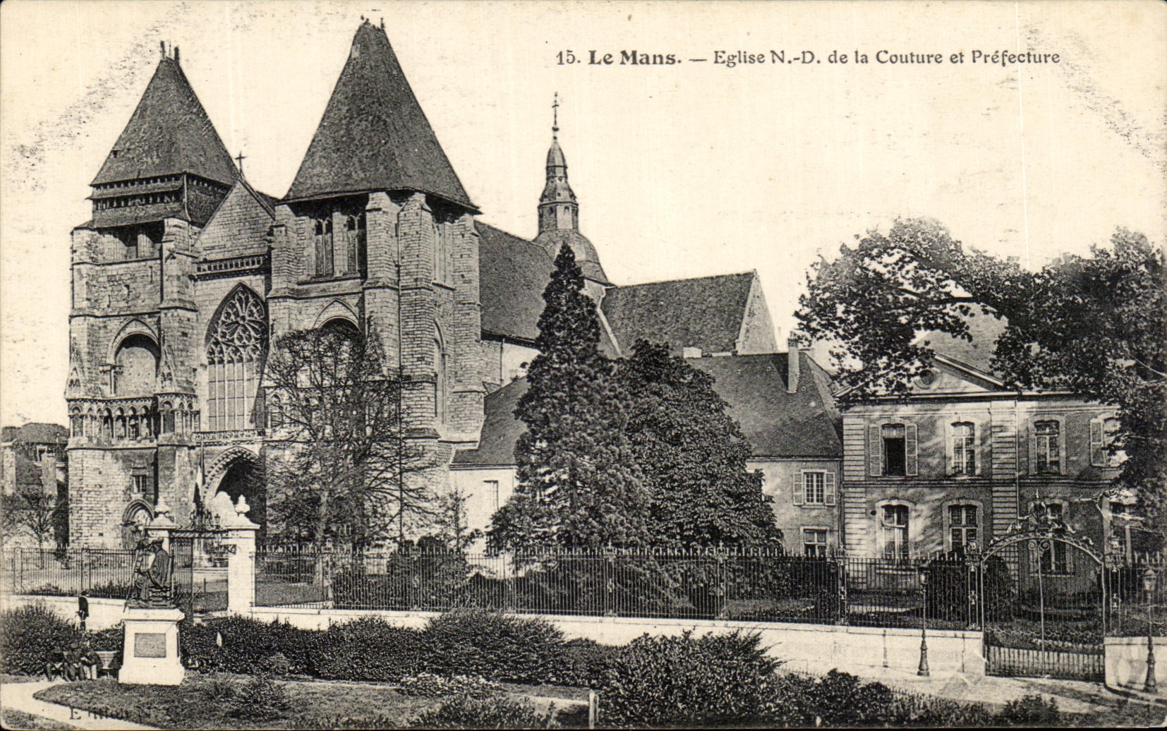 CPA Le Mans Eglise N D de la Couture et Prefecture
