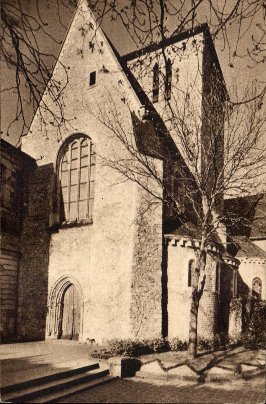 CPA Solesmes L'Entree de l'Eglise Abbatiale de Saint Pierre